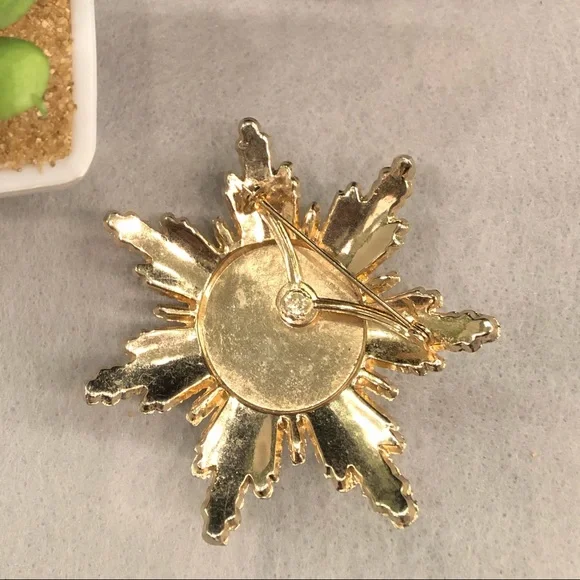 Gold Starburst Brooch - Picture 3 of 6